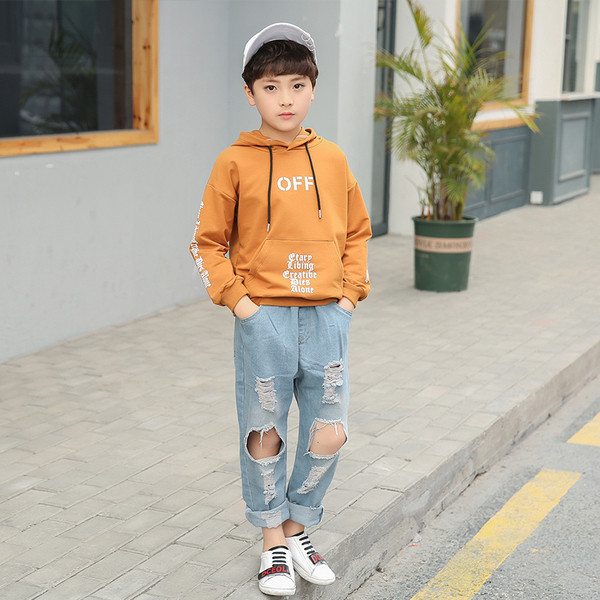 Μοντέρνο παιδικό φούτερ με επιγραφές και τσέπες σε δύο χρώματα