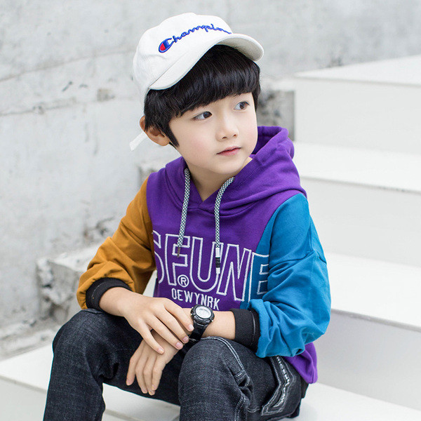 Ένα casual παιδικό φούτερ σε πολλά χρώματα