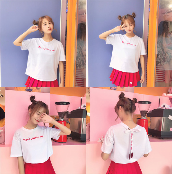 Modern női póló fehér és rózsaszín felirattal és szalaggal