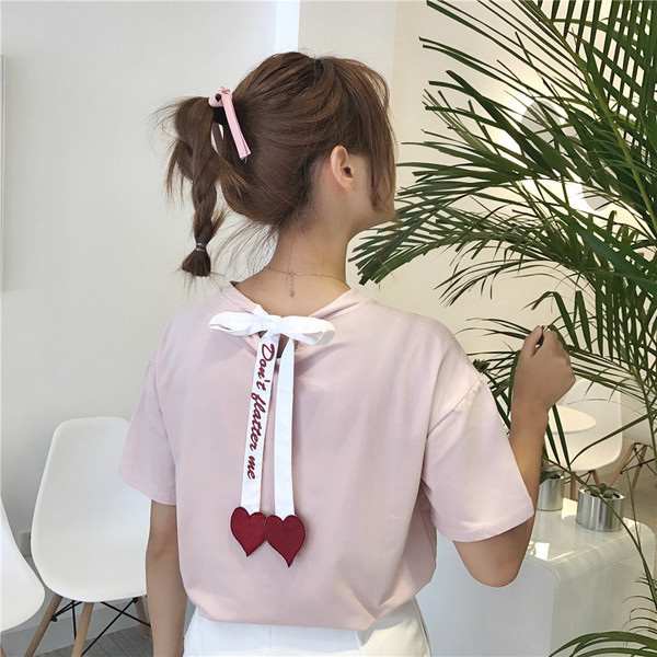 Modern női póló fehér és rózsaszín felirattal és szalaggal