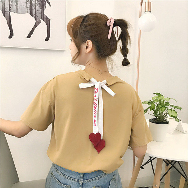 Modern női póló fehér és rózsaszín felirattal és szalaggal