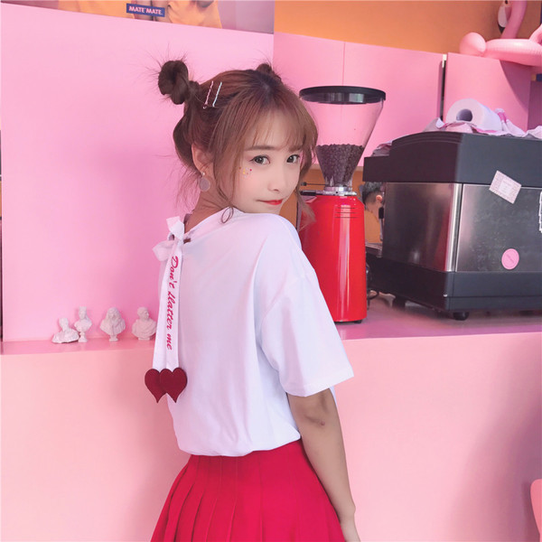 Modern női póló fehér és rózsaszín felirattal és szalaggal