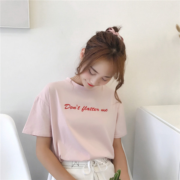 Modern női póló fehér és rózsaszín felirattal és szalaggal