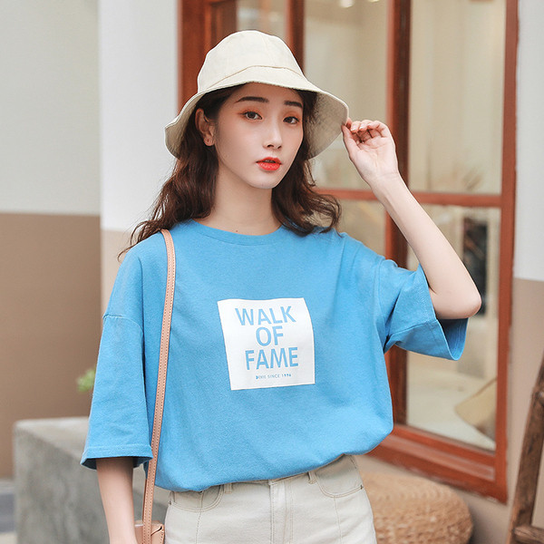 Γυναικεία καθημερινή μπλούζα με κοντό μανίκι και επιγραφή σε τρία χρώματα