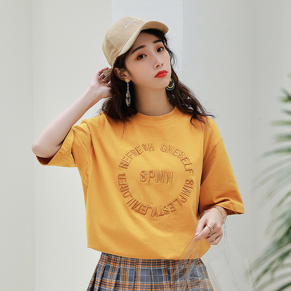 Sport-alkalmi póló rövid ujjal, szürke és sárga felirattal