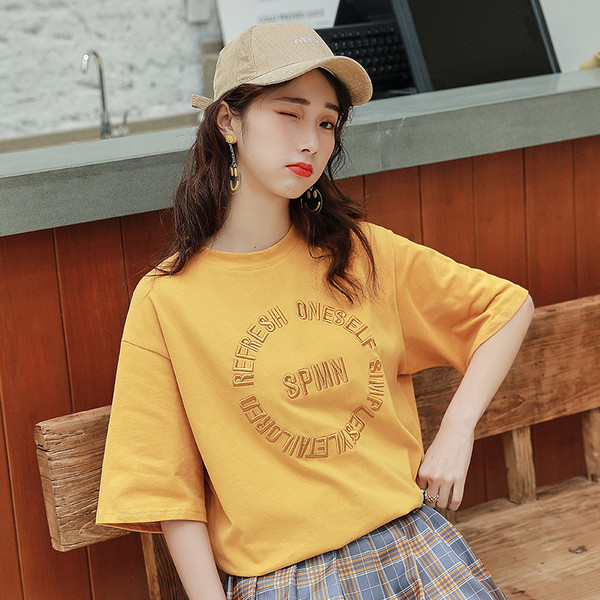 Sport-alkalmi póló rövid ujjal, szürke és sárga felirattal