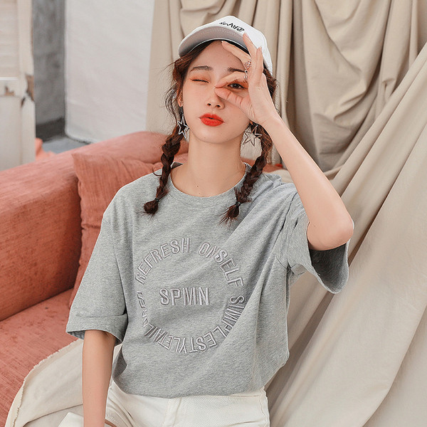 Sport-alkalmi póló rövid ujjal, szürke és sárga felirattal