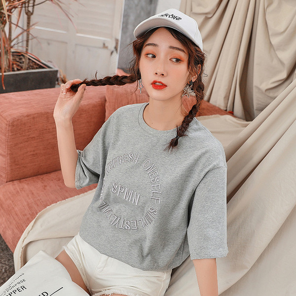 Sport-alkalmi póló rövid ujjal, szürke és sárga felirattal