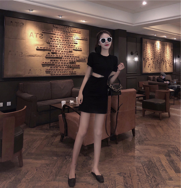 Női ruha Karcsú modell cipzárral fekete színben