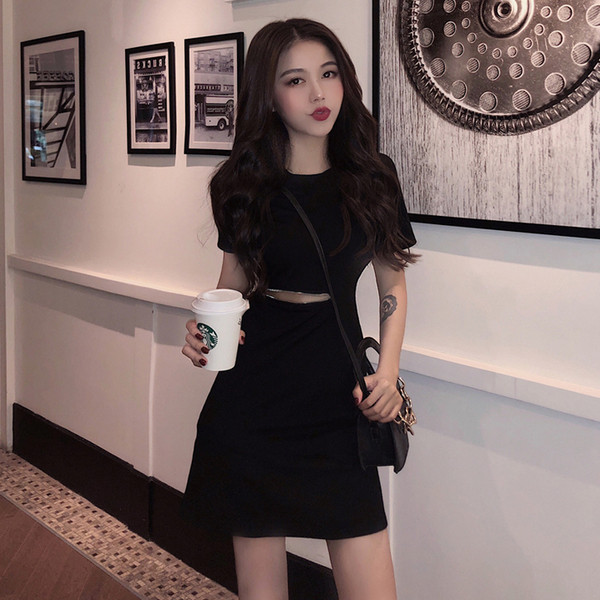 Női ruha Karcsú modell cipzárral fekete színben