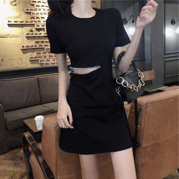 Női ruha Karcsú modell cipzárral fekete színben