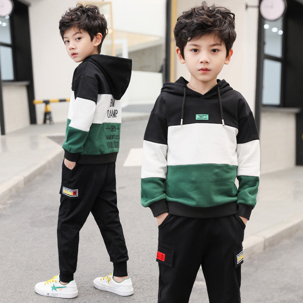 Modern gyerekcsapat fiúknak, zsebekkel és két színben feliratokkal