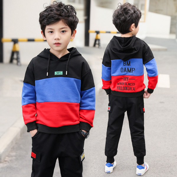 Modern gyerekcsapat fiúknak, zsebekkel és két színben feliratokkal