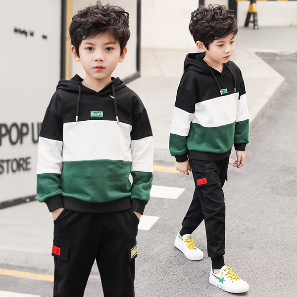 Modern gyerekcsapat fiúknak, zsebekkel és két színben feliratokkal