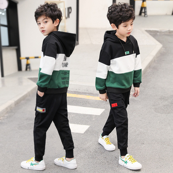 Modern gyerekcsapat fiúknak, zsebekkel és két színben feliratokkal