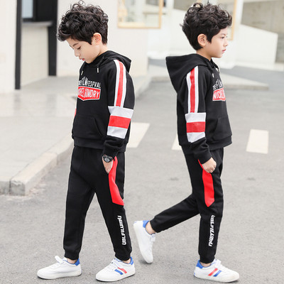 Modern gyerekcsapat fiúknak kapucnival és két színű felirattal