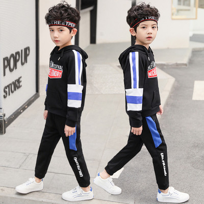 Modern gyerekcsapat fiúknak kapucnival és két színű felirattal