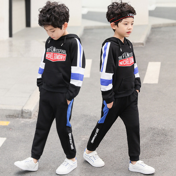 Modern gyerekcsapat fiúknak kapucnival és két színű felirattal