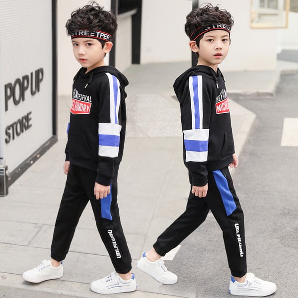 Modern gyerekcsapat fiúknak kapucnival és két színű felirattal