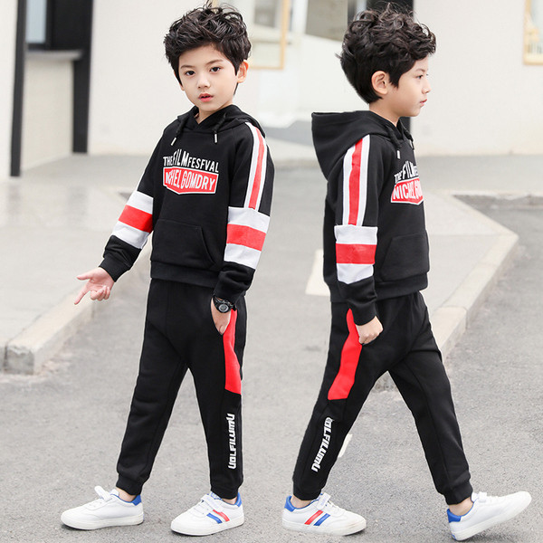 Modern gyerekcsapat fiúknak kapucnival és két színű felirattal