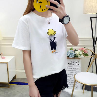 Κομψή γυναικεία μπλούζα με κοντό μανίκι και κεντήματα σε διάφορα χρώματα