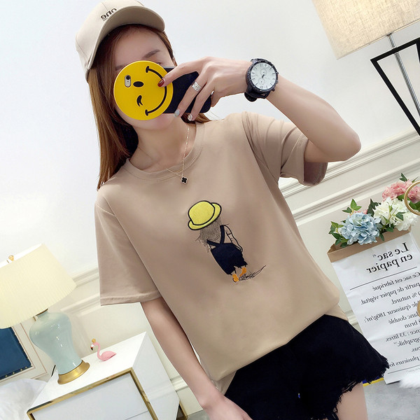 Κομψή γυναικεία μπλούζα με κοντό μανίκι και κεντήματα σε διάφορα χρώματα