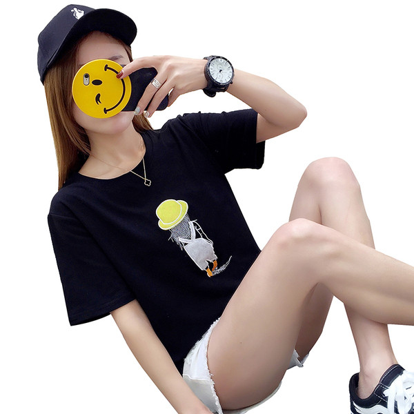 Κομψή γυναικεία μπλούζα με κοντό μανίκι και κεντήματα σε διάφορα χρώματα