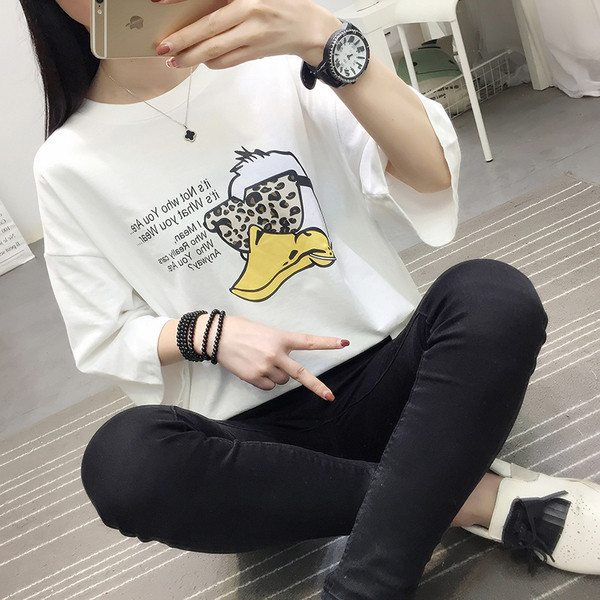 Női alkalmi blúz rátéttel és felirattal, két színben