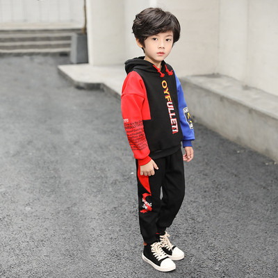 Lezser, színes gyerekcsapat kapucnival és feliratokkal fiúknak