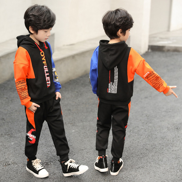 Lezser, színes gyerekcsapat kapucnival és feliratokkal fiúknak