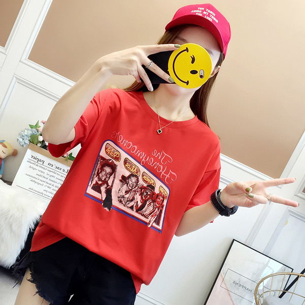 Alkalmi női póló rövid ujjal, piros színben és mintával