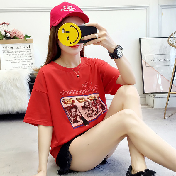 Alkalmi női póló rövid ujjal, piros színben és mintával