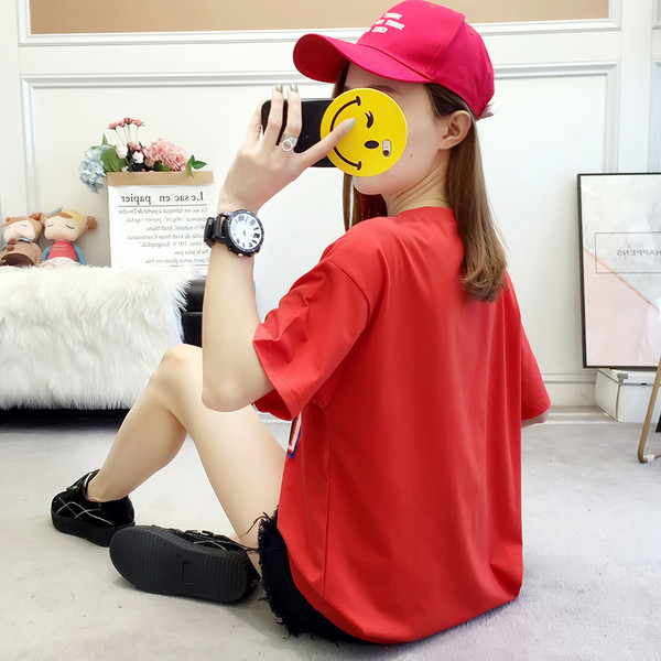 Alkalmi női póló rövid ujjal, piros színben és mintával