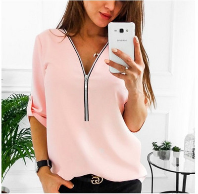 Μοντέρνο γυναικείο πουκάμισο με ντεκολτέ σε σχήμα V σε λευκό και ροζ χρώμα