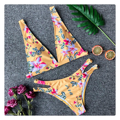Női fürdőruha sárga színben virágos motívumokkal