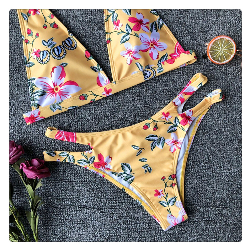 Női fürdőruha sárga színben virágos motívumokkal