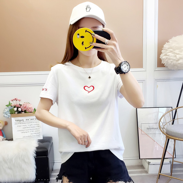 Γυναικείο μπλουζάκι σε λευκό χρώμα με κεντητική καρδιά