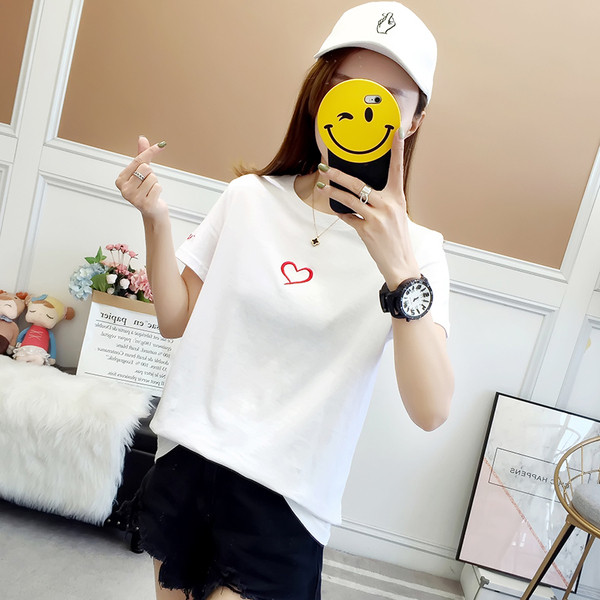 Γυναικείο μπλουζάκι σε λευκό χρώμα με κεντητική καρδιά