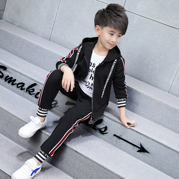 Sportos gyerek tréningruha két színben fiúknak színes szegéllyel