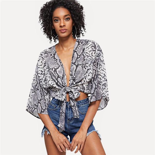 Cămașă de damă modernă model scurt și decolteu în V adânc cu model