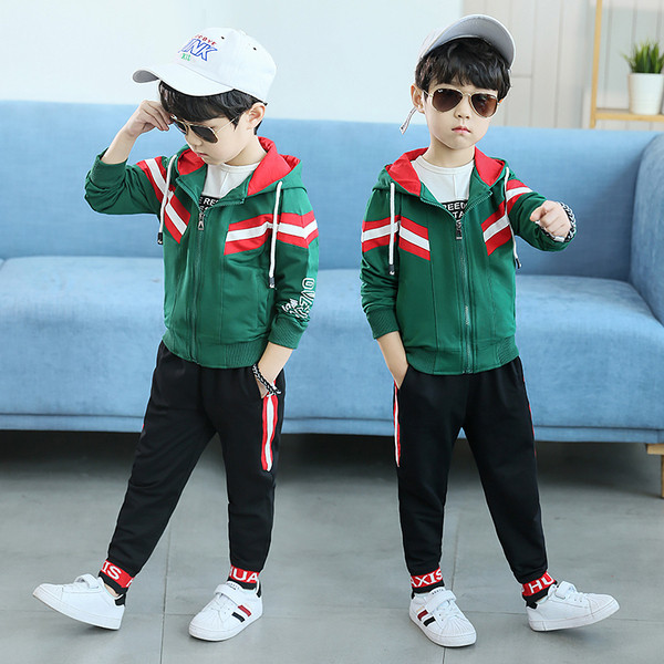 Μοντέρνα παιδική φόρμα για αγόρια σε τρία χρώματα με πολύχρωμο περίγραμμα