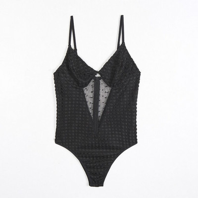 Κομψό γυναικείο κορμάκι με δαντέλα και λεπτές λωρίδες σε μαύρο χρώμα