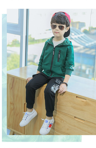 Μοντέρνα παιδική φόρμα για αγόρια σε τέσσερα χρώματα