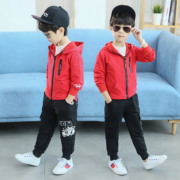 Μοντέρνα παιδική φόρμα για αγόρια σε τέσσερα χρώματα