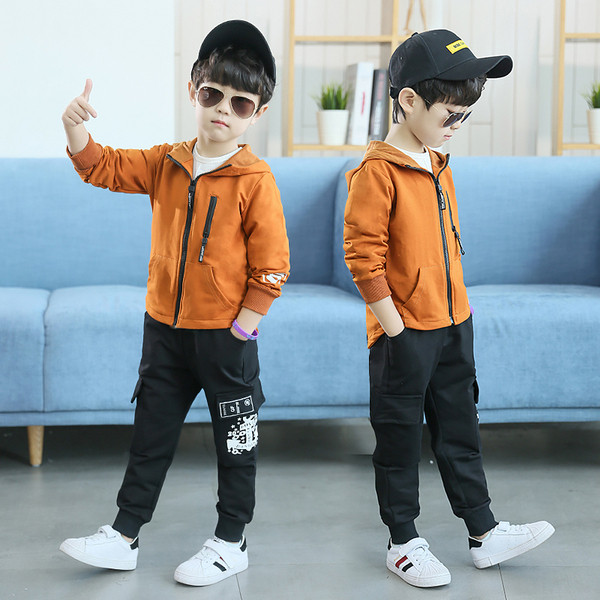 Μοντέρνα παιδική φόρμα για αγόρια σε τέσσερα χρώματα