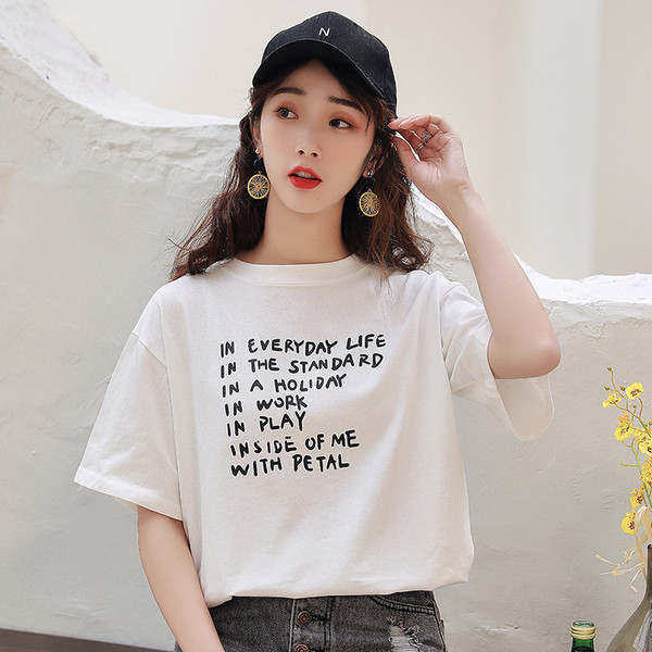 Ellentmondásos női póló három színben felirattal