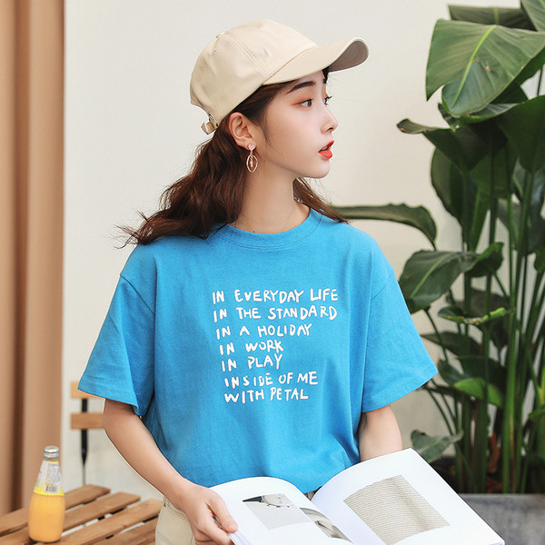 Ellentmondásos női póló három színben felirattal