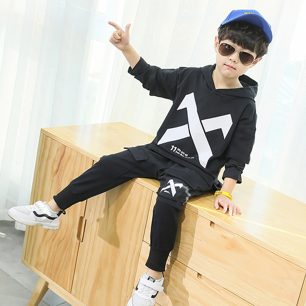 Μοντέρνο παιδικό σετ για αγόρια σε δύο χρώματα με εφαρμογές