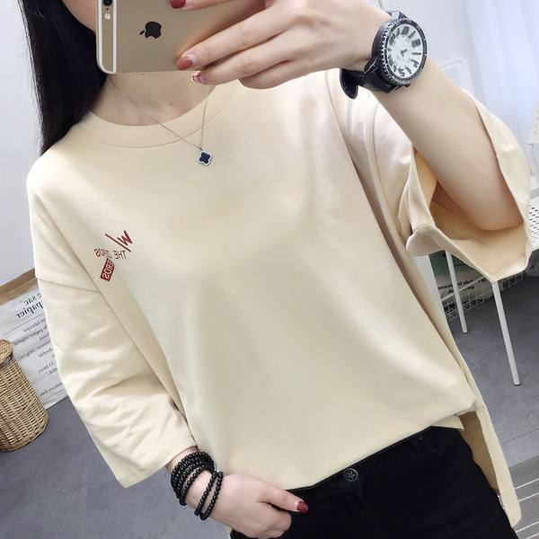 Modern női blúz 3/4-es ujjal és több színben nyomott mintával