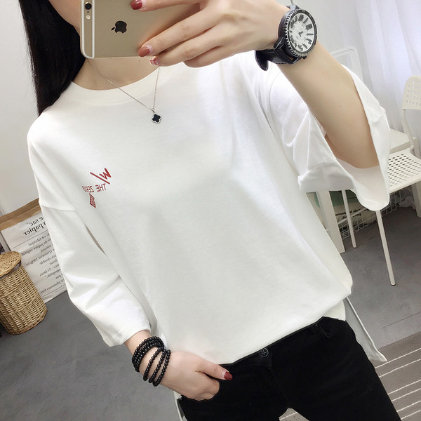 Modern női blúz 3/4-es ujjal és több színben nyomott mintával